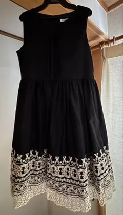 【美品】BeBe 刺繍入り黒色ドレス 130cm