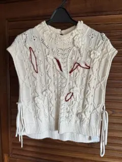 アイボリー ケーブルニットベスト