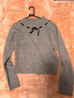 グレー ハイネック リボン付き ニット