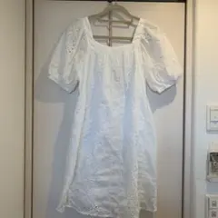 EMERY ROSE 刺繍入りホワイトミニワンピース