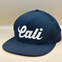 Caliロゴ入りネイビーキャップ
