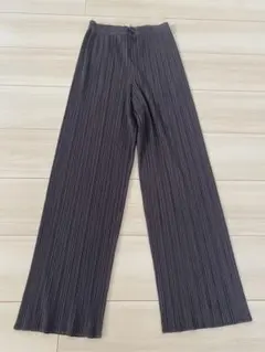 グレー