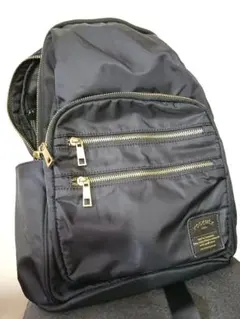 ブラック ナイロンリュック ゴールドファスナー