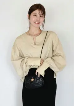 新品タグ付き川島菜月さんコラボ キーネック ボリューム袖 ブラウス ベージュ