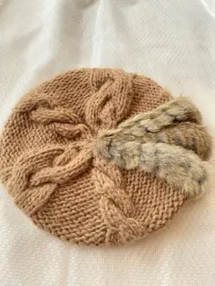 ベージュ ケーブル編み ファー付きベレー帽