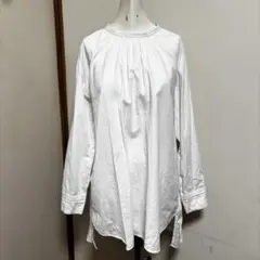 セレクトモカ　ホワイト長袖シャツ プリーツ入りのサムネイル