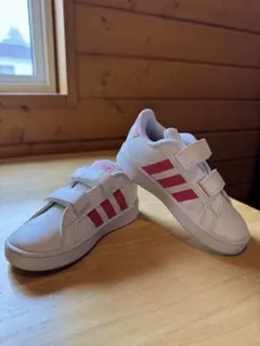 adidas ホワイト/ピンク ベルト付きスニーカー