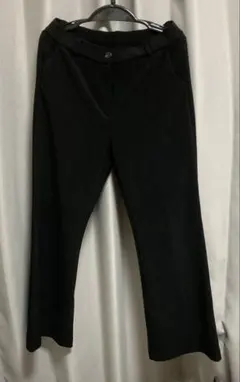 黒いストレートパンツ　伸縮あり