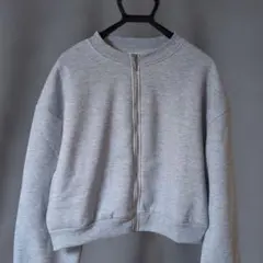 【新品未使用品】グレー ジップアップ クロップド トレーナー