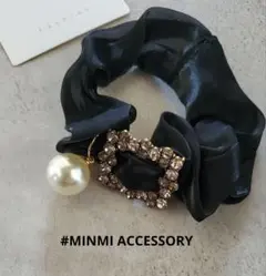 【新品】◼️匿名発送◼️キラキラビジューパール付ヘアゴム◆シュシュ◆ブラック