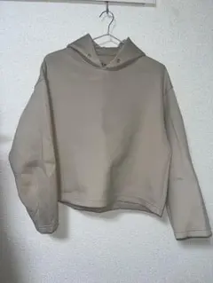 ベージュ フード付き クロップドパーカー