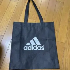 アディダス　ロゴ入り黒バッグ　adidas 不織布のサムネイル