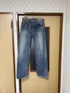 Balenciaga Straight Leg Loose Jeansのサムネイル