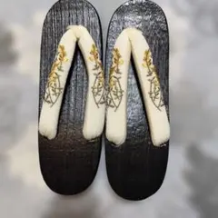 刺繍入り黒木製下駄
