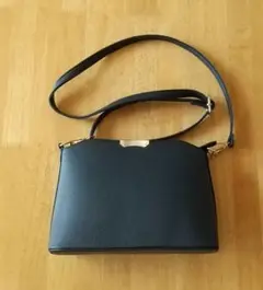 黒い合成皮革ショルダーバッグ