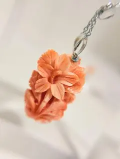 珊瑚　ネックレス、ペンダント 菊彫刻 K18 高知産 珊瑚 ネックレス、ペンダント 菊彫刻 K18 高知産 - メルカリ