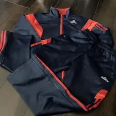 adidasの青に赤のストライプのジャージの上下　140㌢