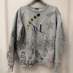 アートワーク付きグレーのトレーナー