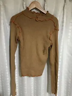 フリル付きブラウンリブセーター