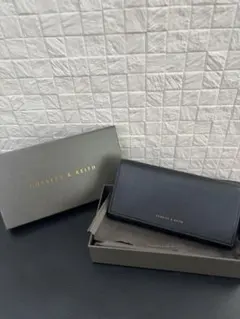 新品未使用CHARLES & KEITH ブラック 二つ折り財布