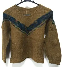 ユニークなVネックブラウンニットセーター