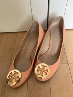 トリーバーチ パンプス 23.5cm レザー ロゴ金具 ピンクベージュ ヒール6のサムネイル