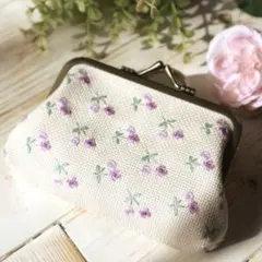 花柄の刺繍♡手刺繍　がま口横型ポーチ
