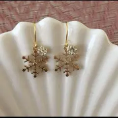 雪の結晶チャームピアス キラキラガラスストーン付き 大人キレイ☆シンプル