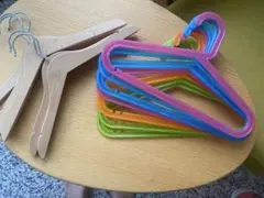 IKEA 　子供用ハンガー　木製５本　プラスチック７本