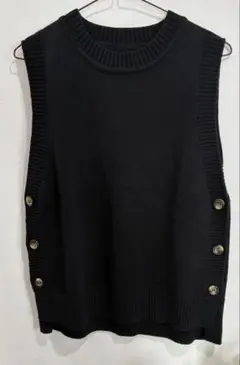 黒のノースリーブニットベスト