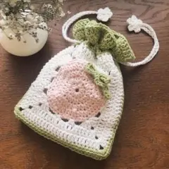 No20春らしいイチゴの巾着ポーチ　編み物　ピンク　白　かぎ針編み　苺