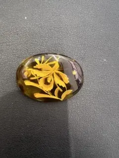 花模様の樹脂ブローチ