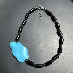 黒と青のネックレス