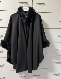 ファー付きブラックケープコート Ｌサイズ