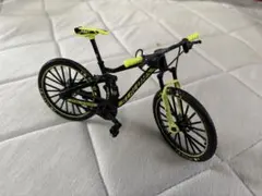 ミニチュアバイク ブラックとイエロー