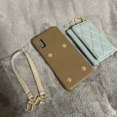 ブラウンレザー風スマホケースとショルダーストラップ