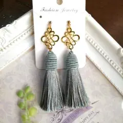 グレー タッセル ピアス/イヤリング ゴールド金具(ハンドメイド)