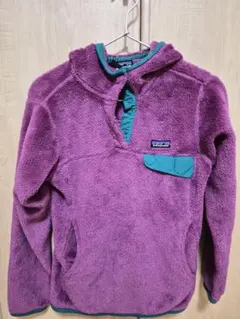 patagonia フリースパーカー 紫色　レディース