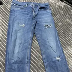 ダメージ加工ブルーデニムパンツ