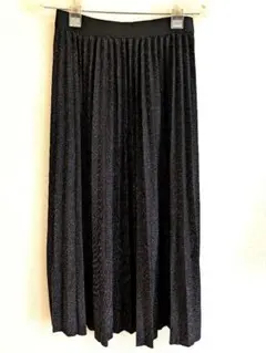 光沢のあるブラックプリーツスカート
