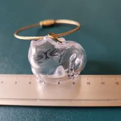 透明な猫の毛をいれられる キーホルダー