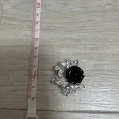 バラとパールのブローチのサムネイル