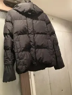 フード付き黒ダウンジャケット