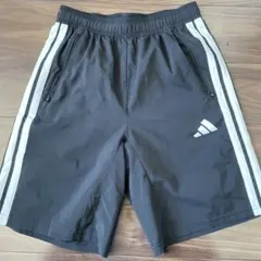 adidas ブラック ショートパンツ サイドストライプ