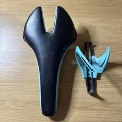 fi'zi:k Ardea サドル 黒・水色 Bianchiボトルゲージのサムネイル