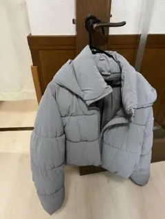 ZARA フード付きグレーショートダウンジャケットのサムネイル