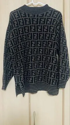 最終お値下げ、間もなく消去します。Fendi ロゴパターン 長袖ニットセーター