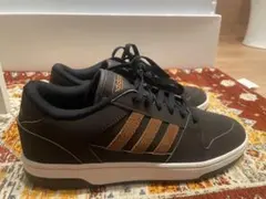 adidas ブラック スリーストライプス スニーカー
