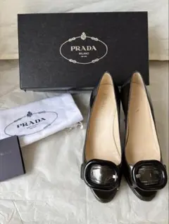 PRADA ブラック レディースローファー メタルプレート 37ハーフ - メルカリ
