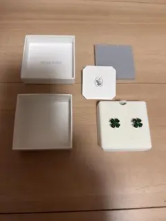 Swarovski スワロフスキー　クローバー型スタッドピアスのサムネイル